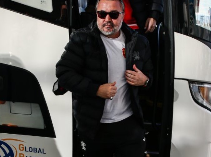 Селекционерът на националния отбор на България Ясен Петров се опита